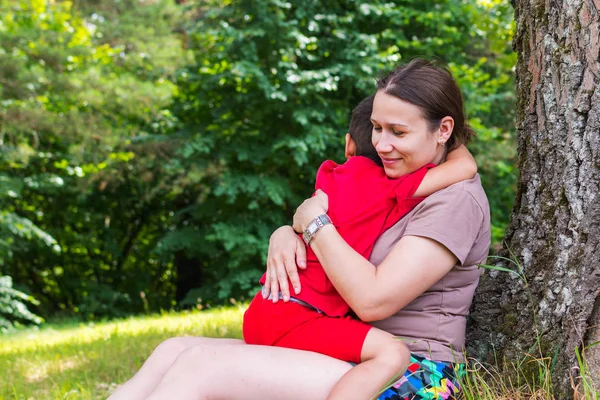 Madre e hijo divirtiéndose en la naturaleza — Foto de Stock