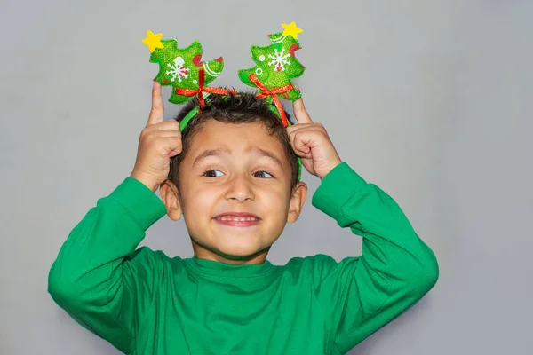 Niño alegre con la decoración del árbol de Navidad en el él —  Fotos de Stock