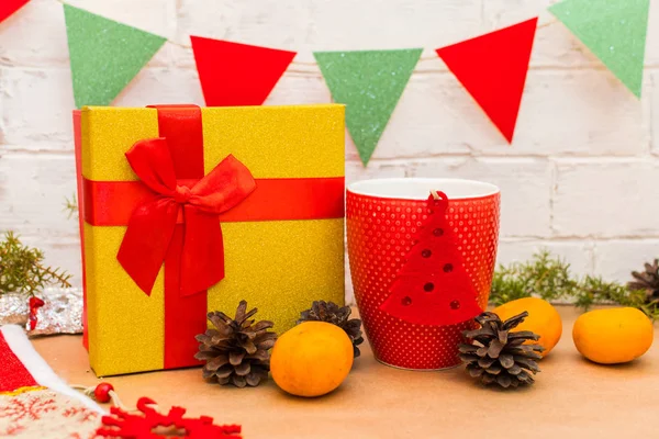 Decoración casera de Navidad. banderas, mandarinas, regalos — Foto de Stock