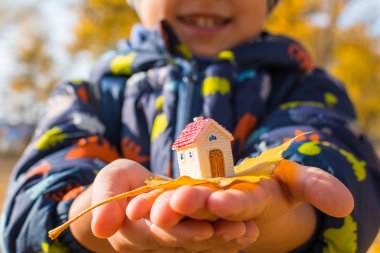Şekil evde çocuk elinde. Kavramı