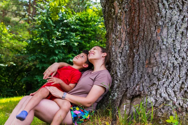 Matka a syn se baví v přírodě — Stock fotografie