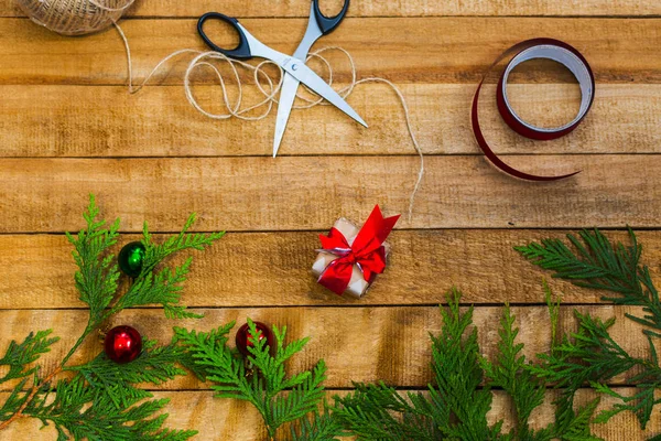 Preparación para el nuevo año y la Navidad. envoltura de regalo — Foto de Stock