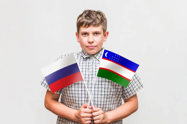 Adolescente lleva las banderas de la Rusia y Uzbekistán — Foto de Stock