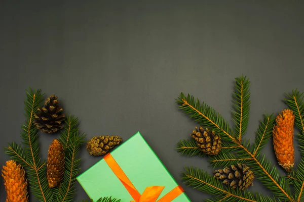 Fondo de Navidad. Ramas de abeto, conos y caja de regalo — Foto de Stock