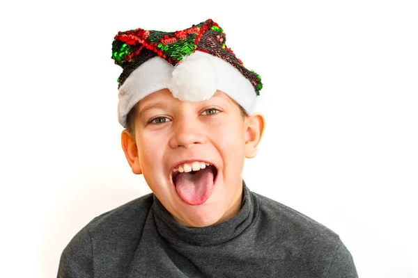 Mladík v Santa Hat ukazuje jazyk na bílém izolovaném pozadí — Stock fotografie