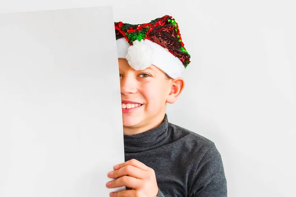 Niño adolescente con sombrero de Santa, Niño adolescente sosteniendo vacío Christm —  Fotos de Stock