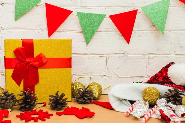 Preparación para la Navidad. regalos y decoraciones para las vacaciones — Foto de Stock