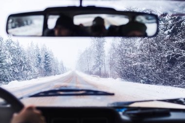 karla kaplı yolda araba penceresinden görüntülemek