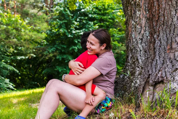 Mãe e filho se divertindo na natureza — Fotografia de Stock
