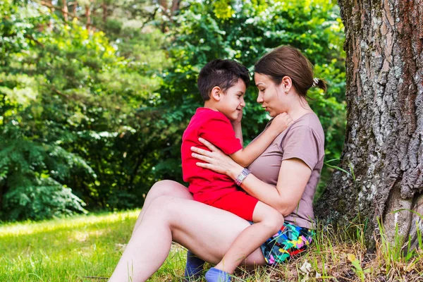 Madre e hijo divirtiéndose en la naturaleza — Foto de Stock