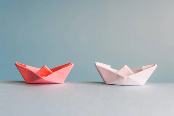 Barco de papel rosa y blanco. El concepto de liderazgo —  Fotos de Stock