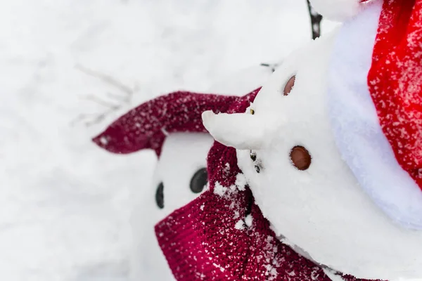 Trauriger Schneemann mit Schal und Hut in Großaufnahme im Freien — Stockfoto