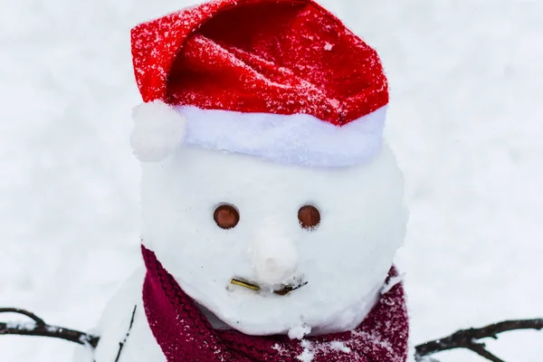 Hóember kalap és sál közelkép a szabadban — Stock Fotó