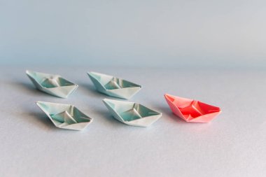 birkaç mavi ve bir kırmızı kağıt tekne. Lider kavramı, succ