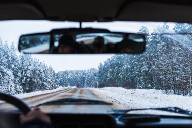 karla kaplı yolda araba penceresinden görüntülemek