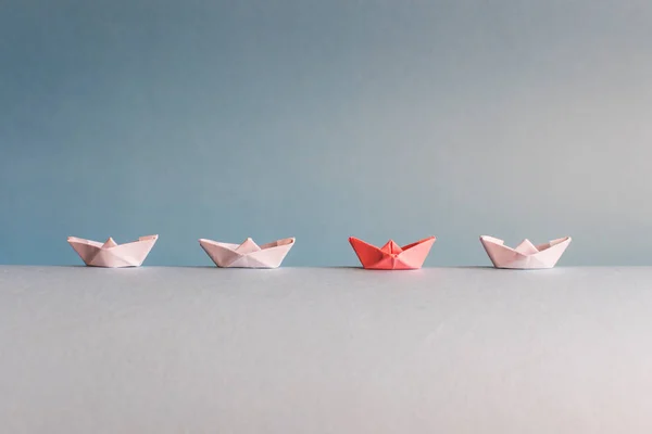 Barco de papel. el concepto de liderazgo. no como todos los demás . —  Fotos de Stock