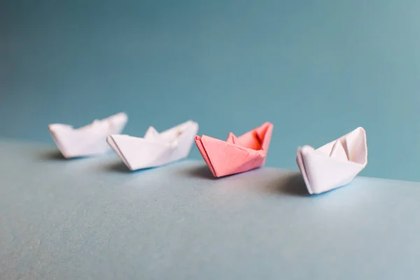 Barco de papel. el concepto de liderazgo. no como todos los demás . —  Fotos de Stock
