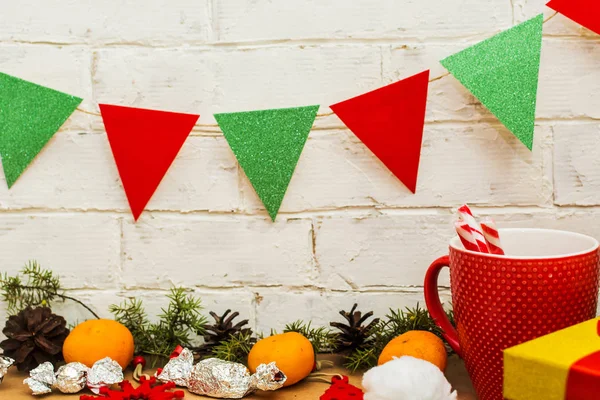 Navidad y la decoración de año nuevo. regalos y dulces — Foto de Stock