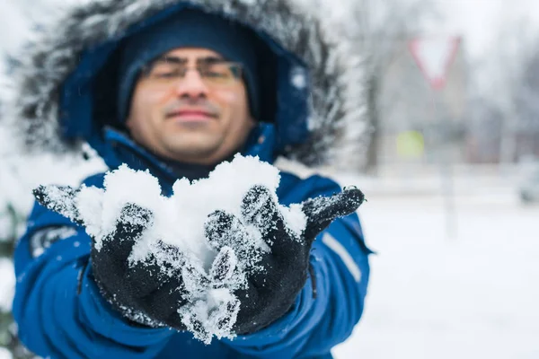 Homem segurando neve — Fotografia de Stock