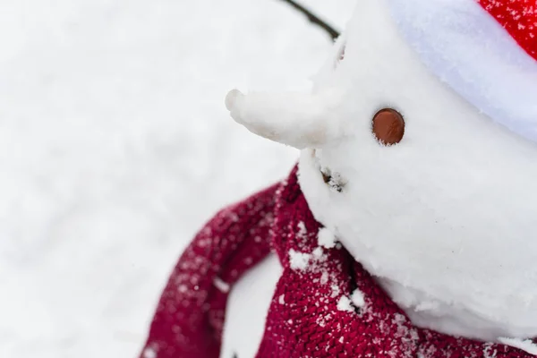 Trauriger Schneemann mit Schal und Hut in Großaufnahme im Freien — Stockfoto