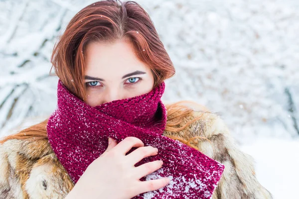 Jovem bela mulher envolto em um lenço no inverno ao ar livre — Fotografia de Stock