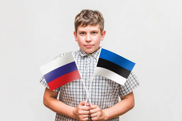 Nastolatek chłopiec trzyma flagi — Zdjęcie stockowe