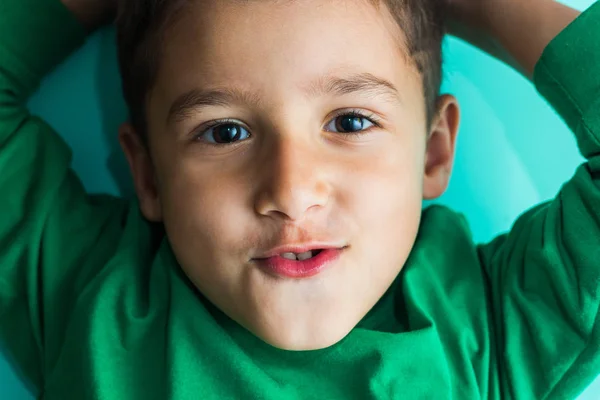 Портрет хитрого мальчика 5 лет — стоковое фото