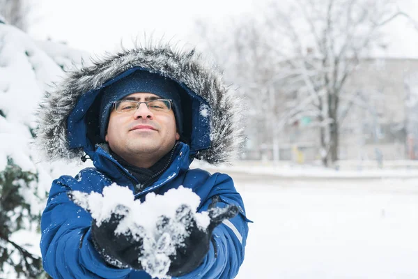 Homem segurando neve — Fotografia de Stock