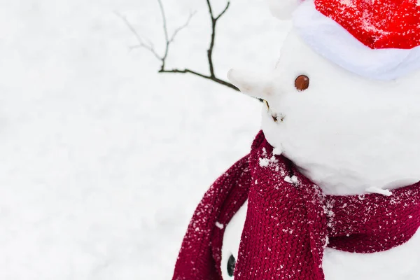 Trauriger Schneemann mit Schal und Hut in Großaufnahme im Freien — Stockfoto