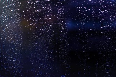 pencere cam yakın çekim üzerinde yağmur damlaları
