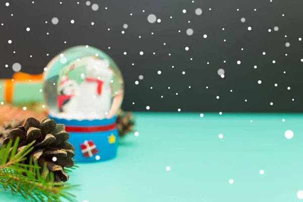 Bola de nieve y copos de nieve. Parafernalia de Navidad — Foto de Stock