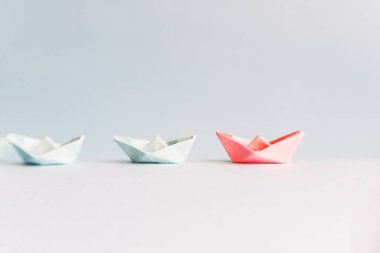 birkaç mavi ve bir kırmızı kağıt tekne. Lider kavramı, succ
