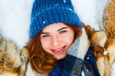 # Karda yatan büyüleyici genç kadın #.