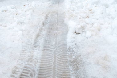 Karlı havada arabadan inen patika.