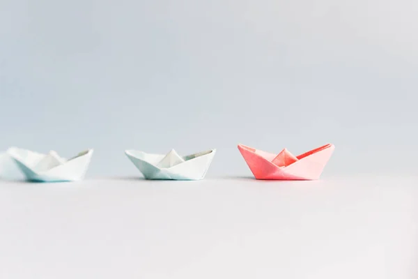 Varios azul y un barco de papel rojo. El concepto de líder, succ —  Fotos de Stock
