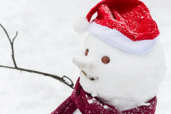 Trauriger Schneemann mit Schal und Hut in Großaufnahme im Freien — Stockfoto