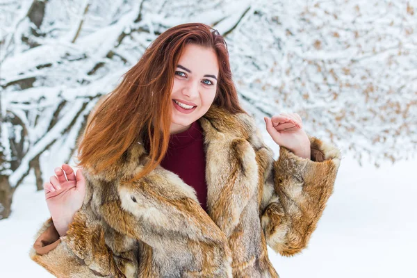 Retrato de uma jovem mulher bonita com cabelos longos em um f inverno — Fotografia de Stock