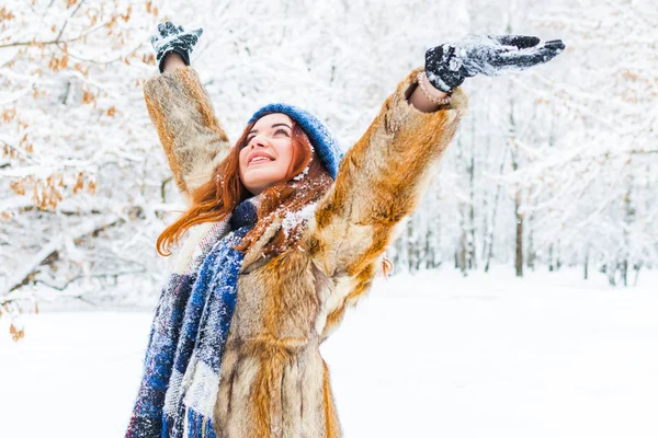 Encantadora jovem com mãos levantadas se alegra no inverno fo — Fotografia de Stock