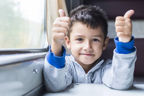 Улыбающийся Мальчик Едет Поезде — стоковое фото