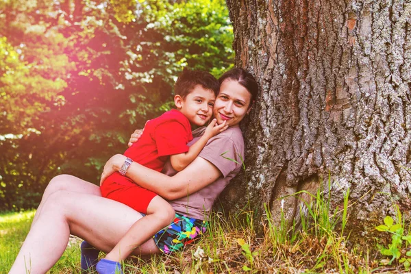 Мама Сын Веселятся Деревом Летом Тонированные — стоковое фото