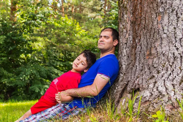 Otec Syn Odpočívají Létě Pod Stromem — Stock fotografie
