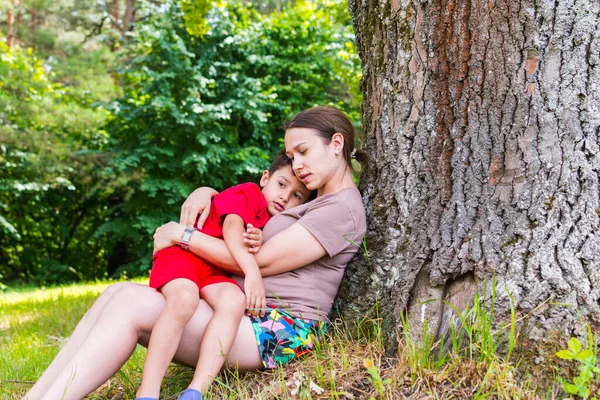 Matka Syn Odpočívají Pod Stromem Létě — Stock fotografie