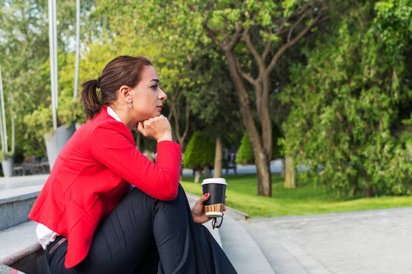 Mujer Triste Traje Negocios Sienta Las Escaleras Una Mujer Negocios — Foto de Stock