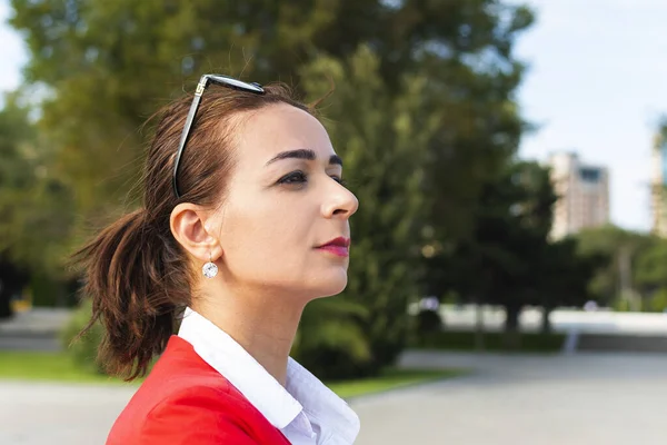 Retrato Uma Mulher Negócios Contra Fundo Cidade — Fotografia de Stock