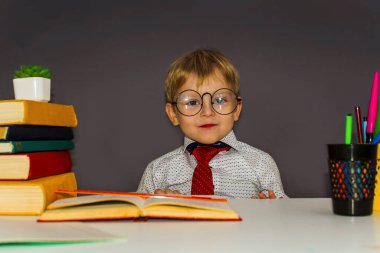Masada oturan gözlüklü yakışıklı çocuk. Gözlüklü sarışın inek..