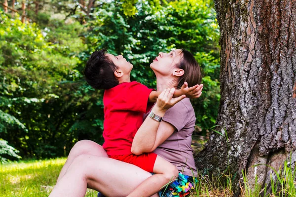 Moeder Zoon Hebben Plezier Natuur — Stockfoto