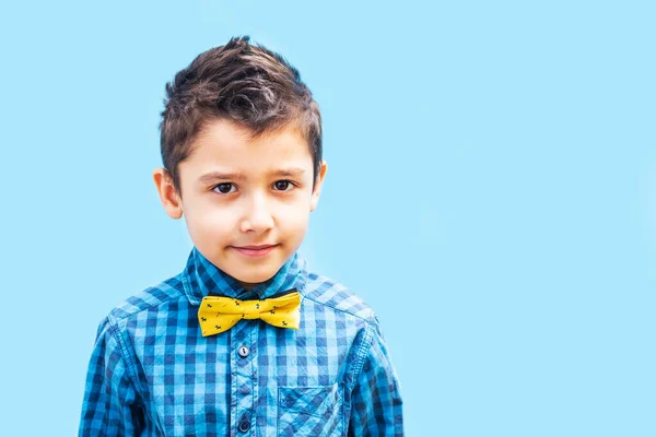 Портрет Хлопчика Синьому Фоні Копією Простору — стокове фото