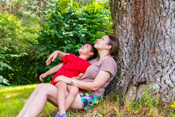 Madre Hijo Divirtiéndose Naturaleza — Foto de Stock