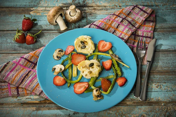 Salada Aperitivo Com Espargos Verdes Morangos Cogumelos Pinhões Queijo Cabra — Fotografia de Stock