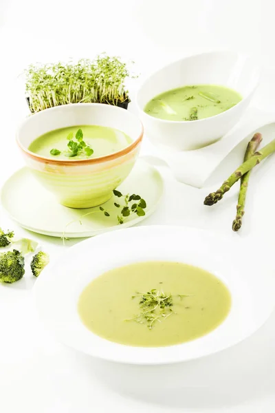 Different Green Creamy Soups Broccoli Green Asparagus Herbs — Stock Photo, Image